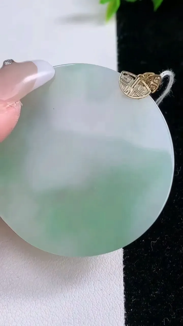 天然A货翡翠无事牌吊坠，尺寸48-3.7，重量:23.22g
1月28日