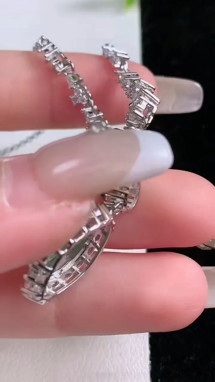 天然A货翡翠蛋面项链，尺寸11-8.8-9.8，重量:8.80g1月28日
工厂直销收藏佳品,种好水足，色泽均匀，有种有色，上手高大气！