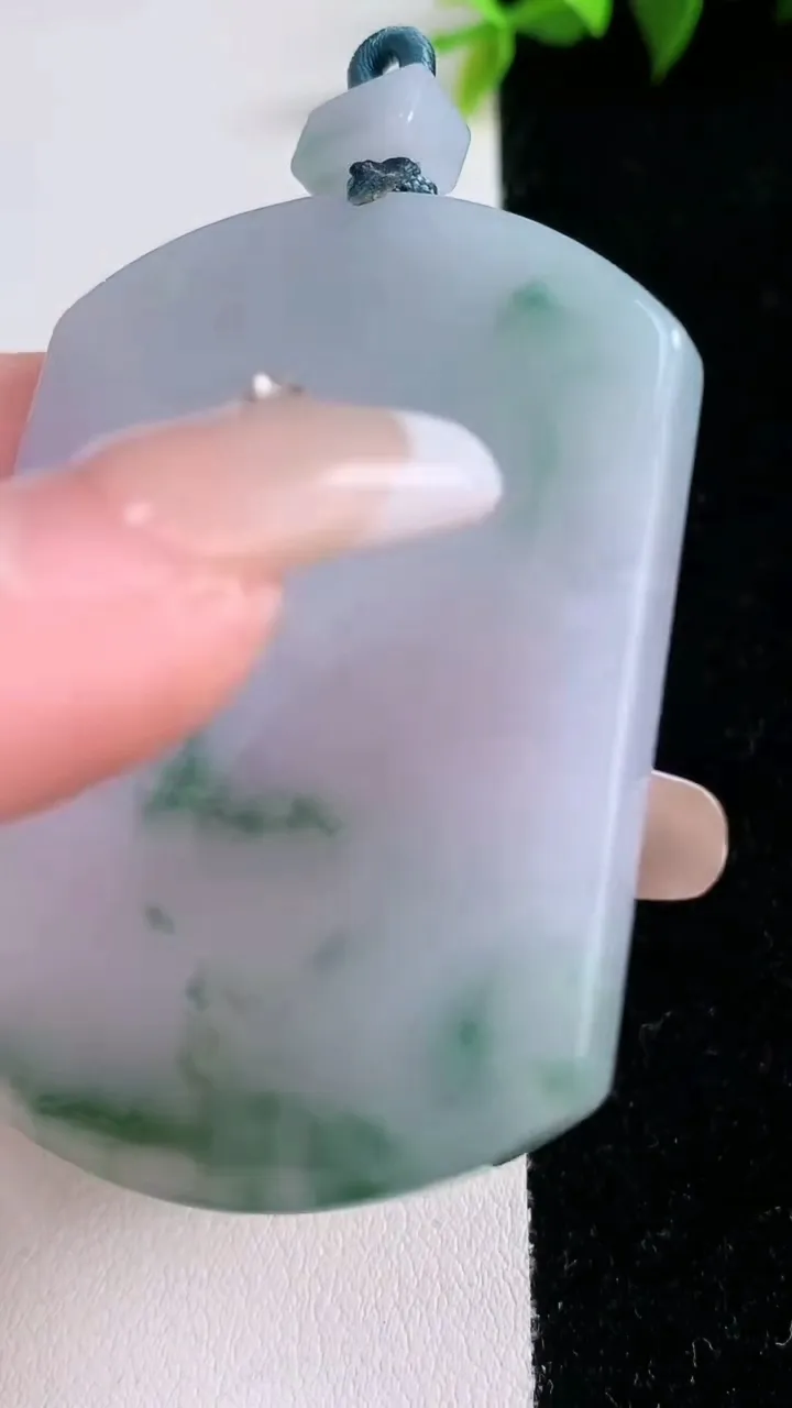 天然A货翡翠飘花无事牌吊坠，尺寸55.3-42.2-5.7，重量:41.29g
1月28日