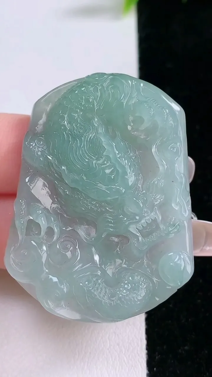 天然A货翡翠龙牌吊坠，尺寸46.3-35-6，重量:18.32g
1月28日