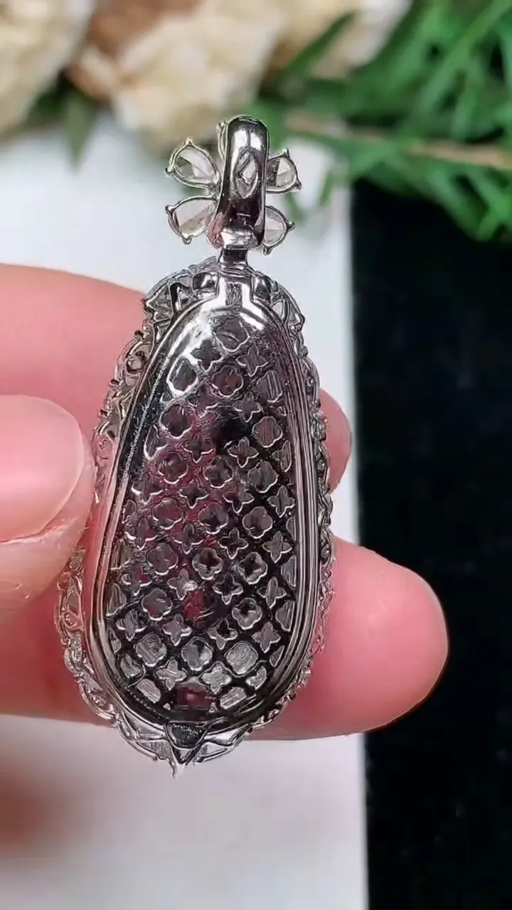 天然A货翡翠福豆吊坠，尺寸36.4-15.2-10.6，裸石22.3-11，重量:5.78g
1月28日