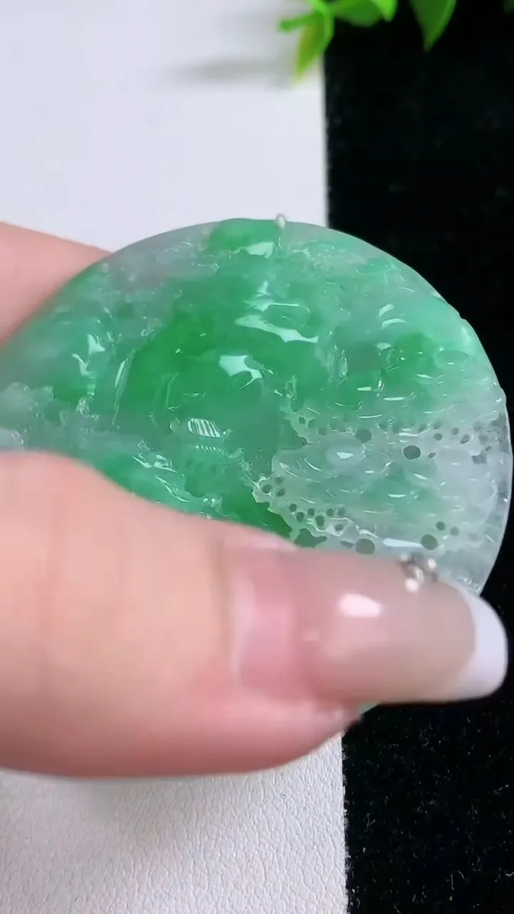 天然A货翡翠山水牌吊坠，尺寸52.8-4.7，重量:26.78g
1月28日