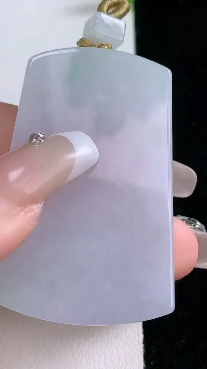 天然A货翡翠紫罗兰无事牌吊坠，尺寸50.8-34-5.8，重量:30.80g
1月28日