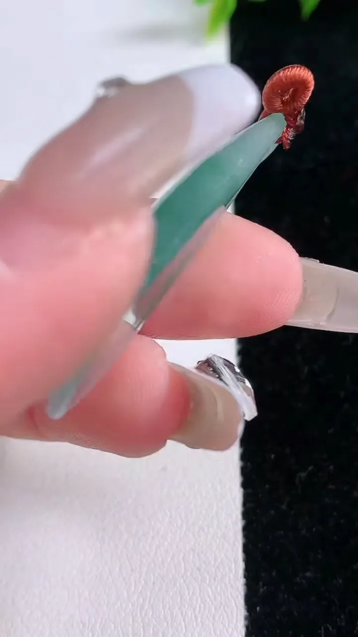 天然A货翡翠飘花玉兰花吊坠，尺寸44.2-18.2-5.3，重量:7.15g
1月28日