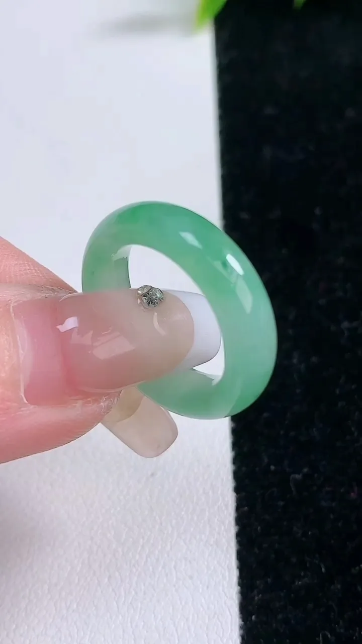 天然A货翡翠指环戒指，尺寸16.6-5.6-3.8，重量:4.18g2026年1月28日
工厂直销收