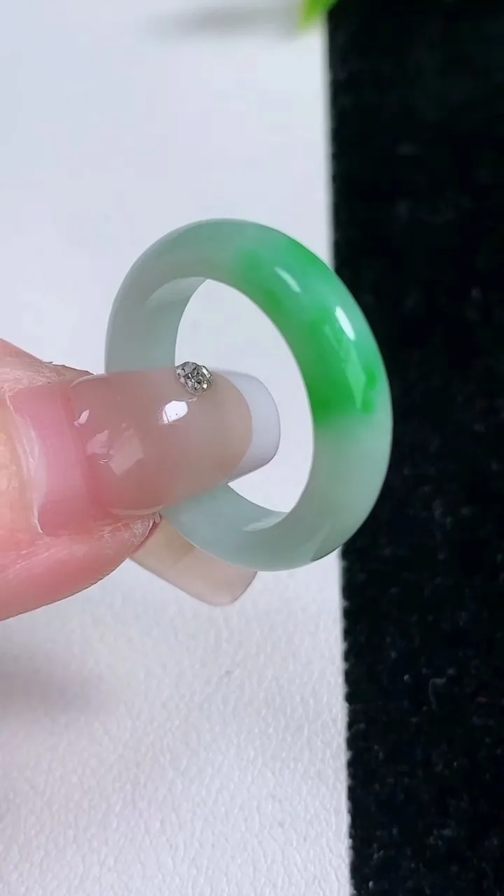 天然A货翡翠指环戒指，尺寸19-5.5-3.4，重量:4.33g2026年1月28日
工厂直销收藏佳品,种好水足，色泽均匀，有种有色，上手高大气！