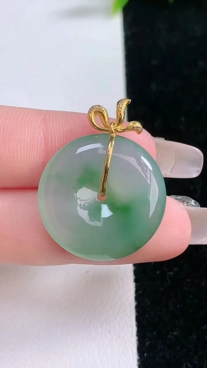 天然A货翡翠平安扣吊坠，尺寸23.2-5.4，重量:6.21g
1月28日