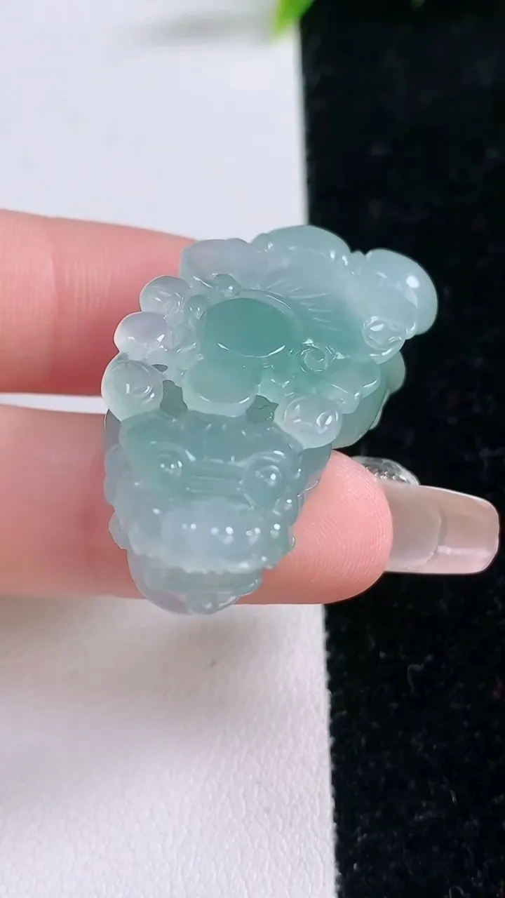 天然A货翡翠貔貅吊坠，尺寸39.6-19.3-11，重量:16.52g
1月28日