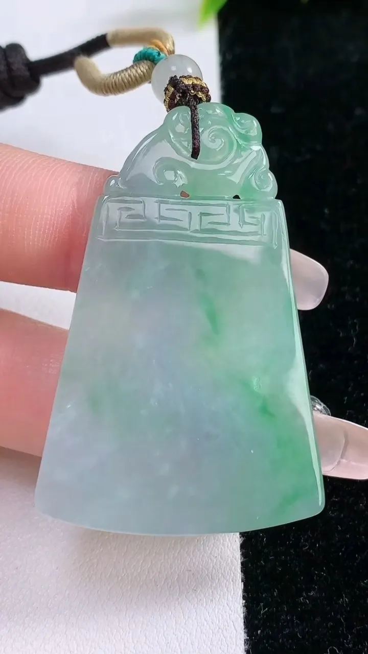 天然A货翡翠仿古无事牌吊坠，尺寸50-31-3.7，重量:17.23g
1月28日