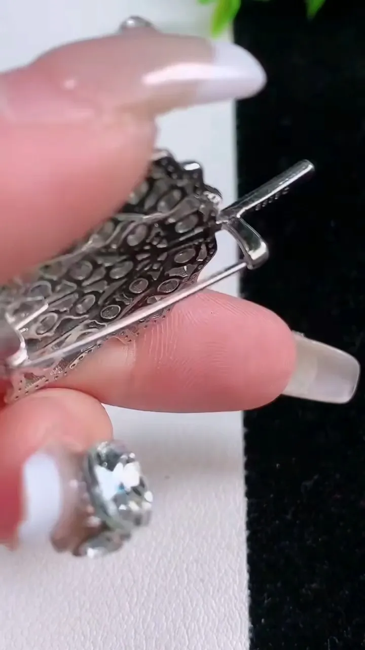 天然A货翡翠蛋面胸针，尺寸4，重量:7.92g
1月28日