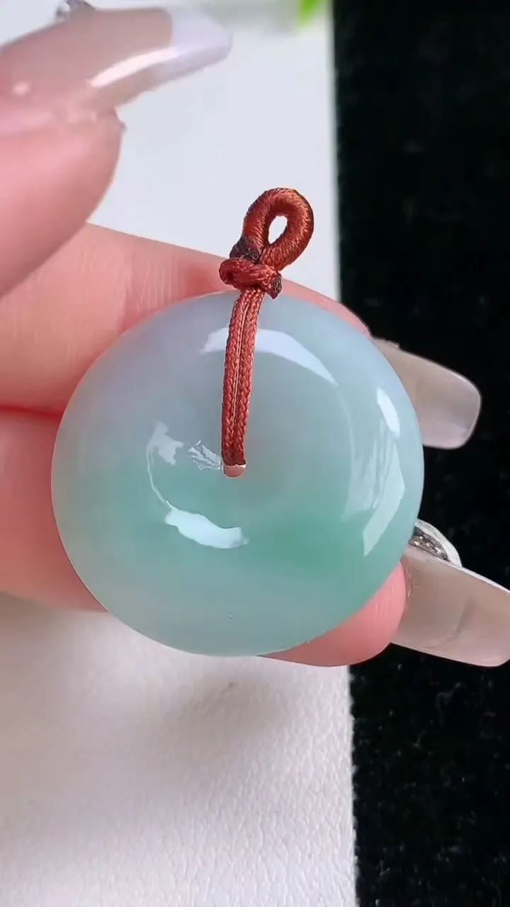 天然A货翡翠平安扣吊坠，尺寸28-5.8，重量:9.57g
1月28日