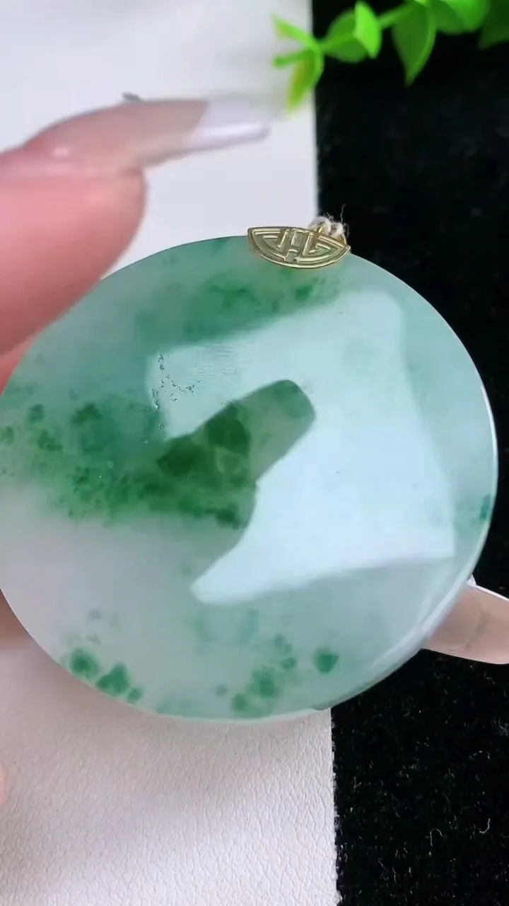 天然A货翡翠18K金飘花无事牌吊坠，尺寸50.3-5.3，重量:36.09g
1月28日