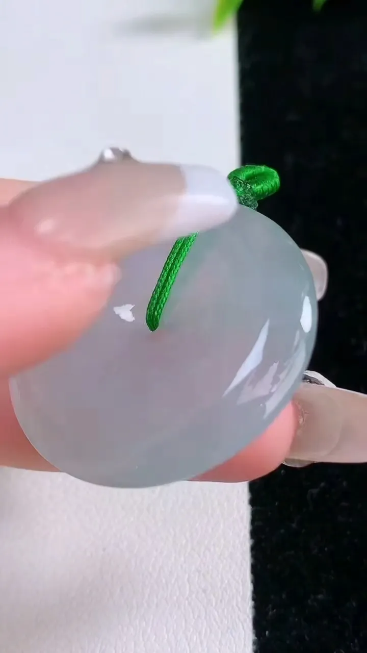 天然A货翡翠平安扣吊坠，尺寸33.4-4.8，重量:13.38g
1月28日