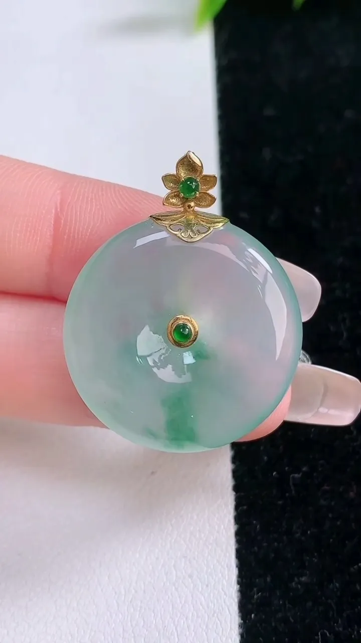 天然A货翡翠种飘花平安扣吊坠，尺寸27-6，重量:8.42g
1月28日