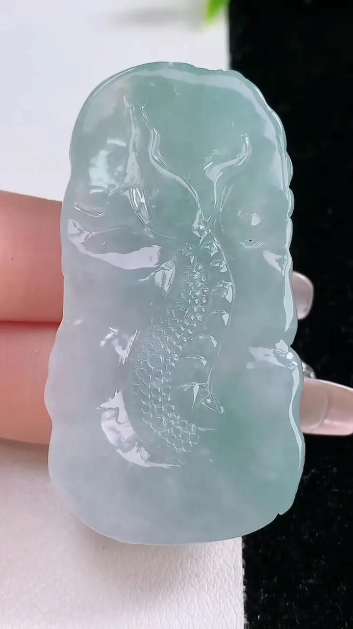 天然A货翡翠龙牌吊坠，尺寸55.7-29.5-10.8，重量:30.81g
1月28日