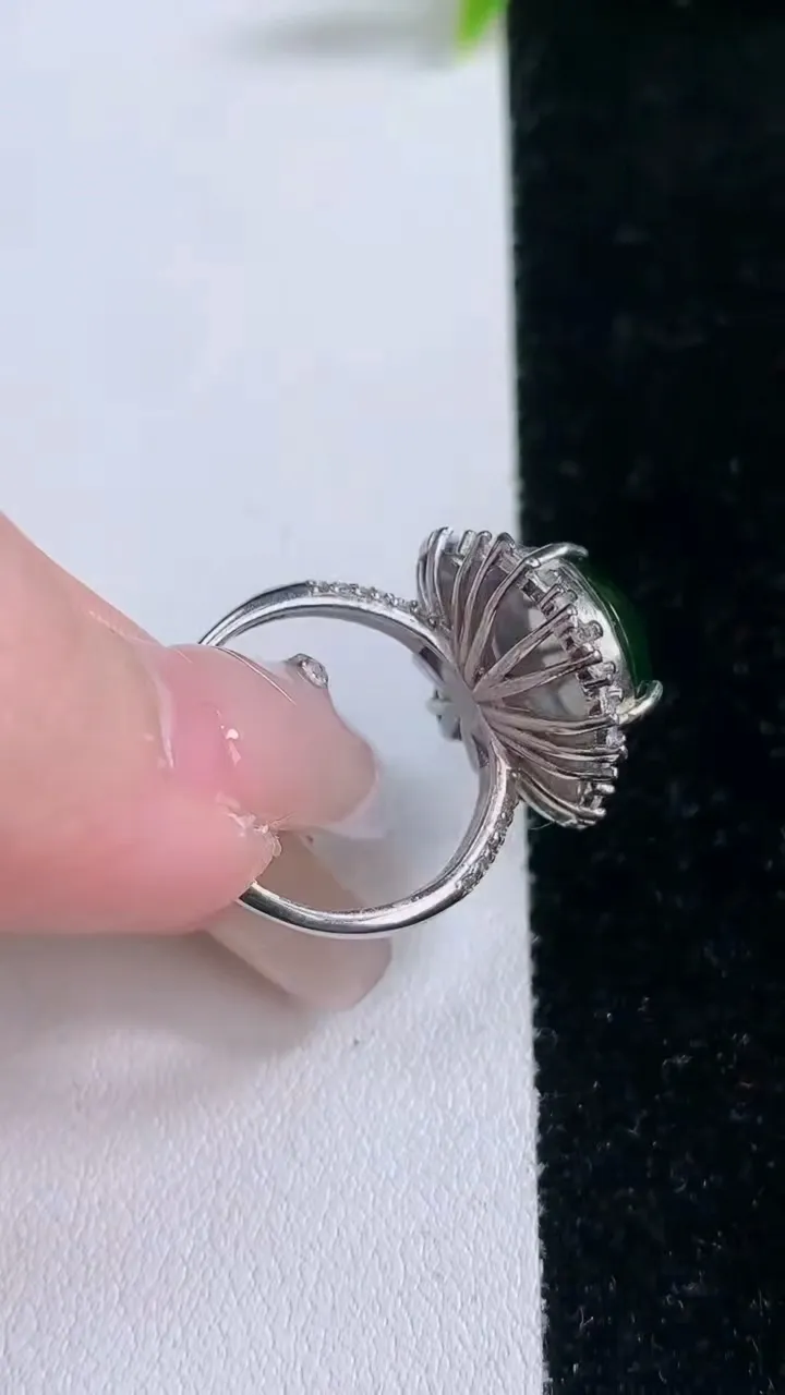 天然A货翡翠蛋面戒指，尺寸14.6-12.2-11.6，重量:5.13g2026年1月28日
工厂直销收藏佳品,种好水足，色泽均匀，有种有色，上手高大气！