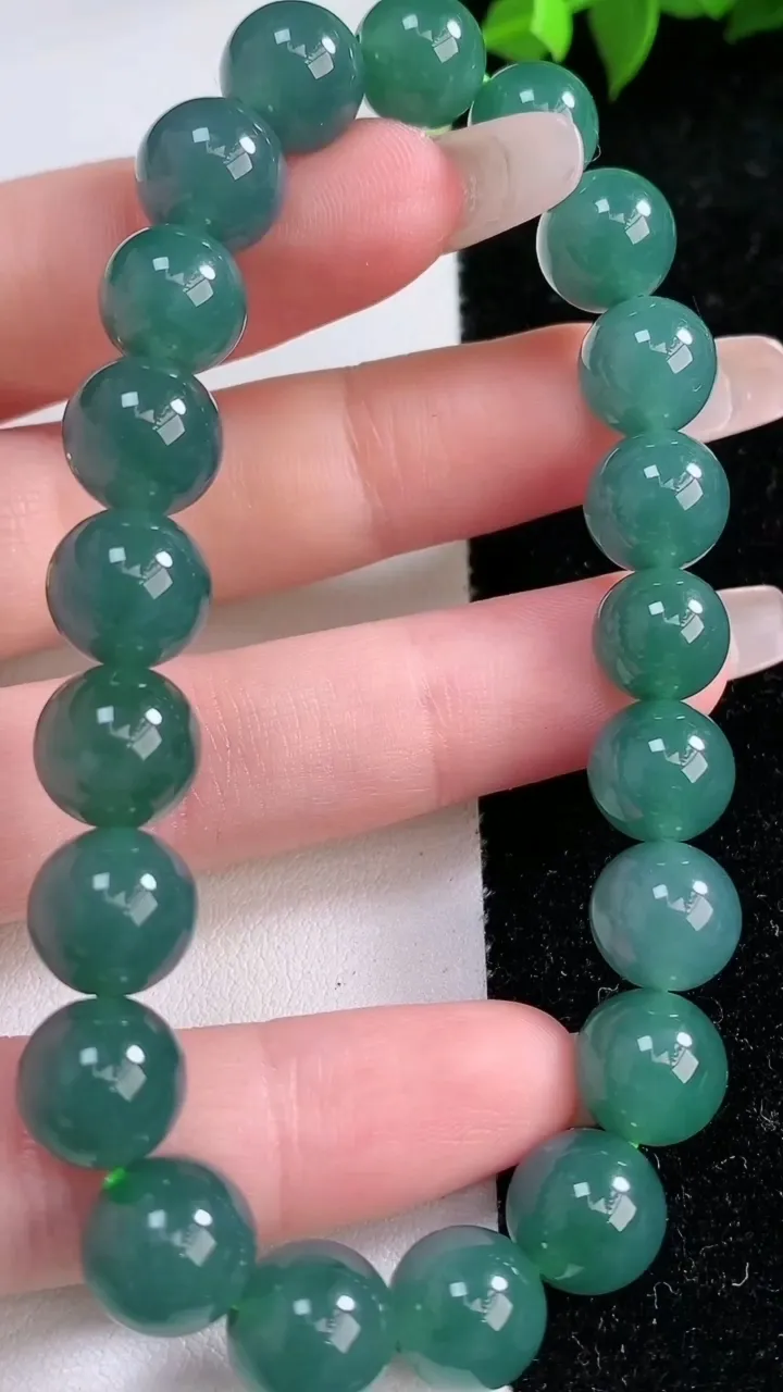 天然A货翡翠圆珠手串，尺寸9.7-21颗，重量:33.42g1月28日
工厂直销收藏佳品,种好水足，色泽均匀，有种有色，上手高大气！