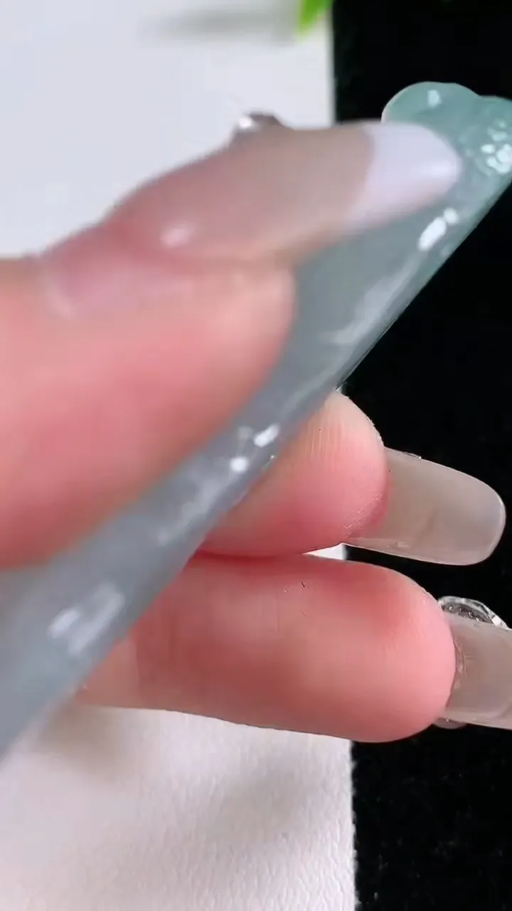 天然A货翡翠龙牌吊坠，尺寸55.7-29.5-10.8，重量:30.81g
1月28日