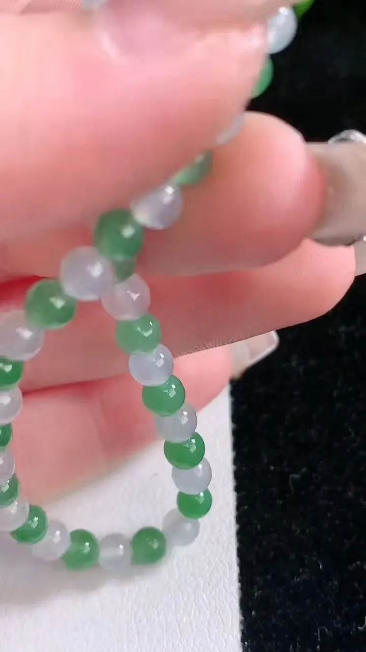 天然A货翡翠圆珠手串，尺寸4.8-40颗，重量:7.06g1月28日
工厂直销收藏佳品,种好水足，色泽均匀，有种有色，上手高大气！