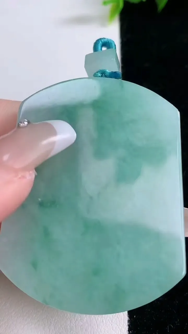 天然A货翡翠无事牌吊坠，尺寸52.2-39.2-5.6，重量:35.23g
1月28日