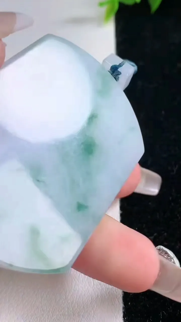 天然A货翡翠飘花无事牌吊坠，尺寸55.8-42.4-5.8，重量:41.24g
1月28日