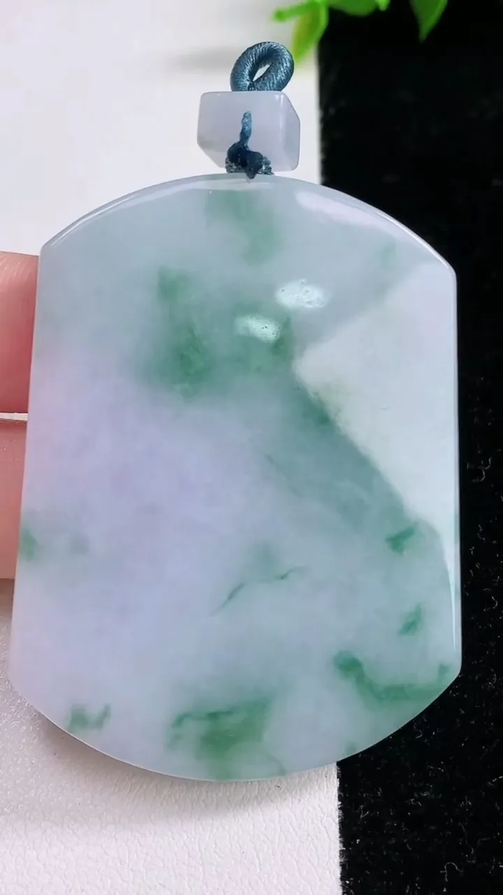 天然A货翡翠飘花无事牌吊坠，尺寸55.8-42.4-5.8，重量:41.24g
1月28日