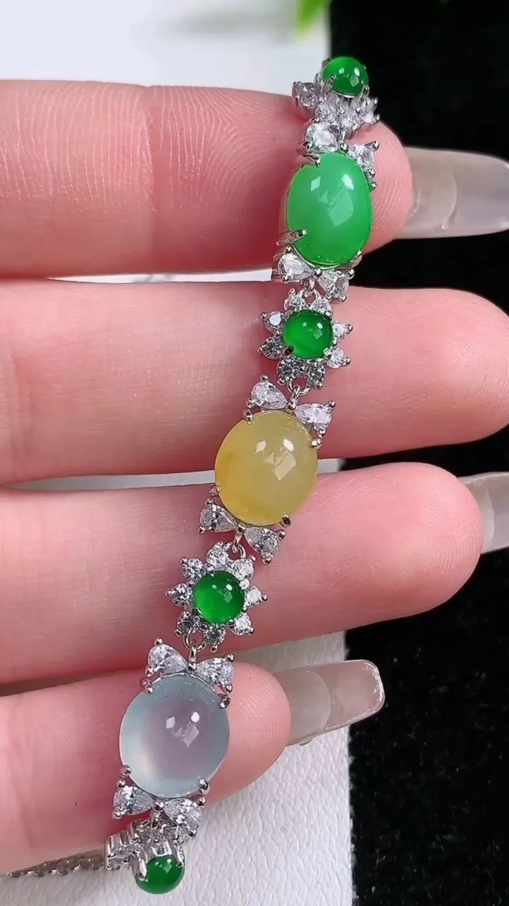 天然A货翡翠蛋面手链，尺寸9.5-7.2-5，重量:6.43g
1月28日