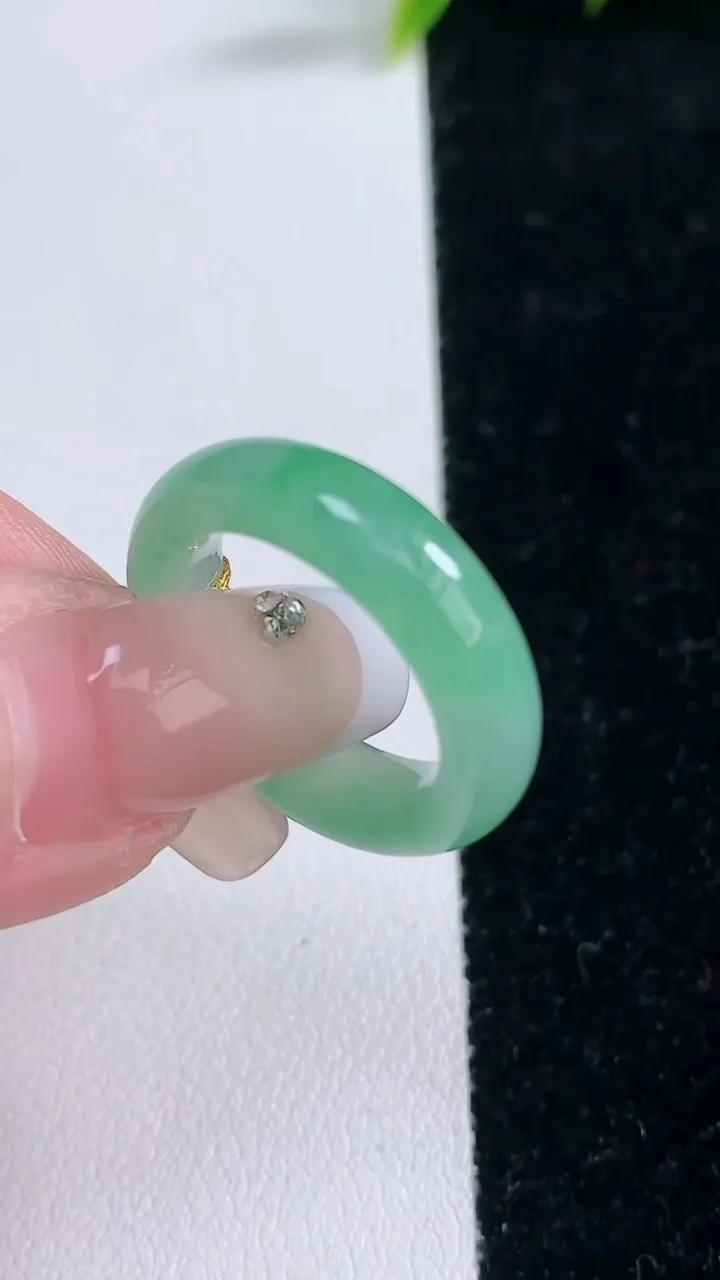 天然A货翡翠指环戒指，尺寸16.6-5.6-3.8，重量:4.18g2026年1月28日
工厂直销收藏佳品,种好水足，色泽均匀，有种有色，上手高大气！