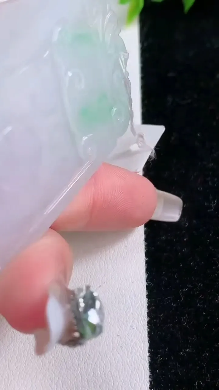 天然A货翡翠复古龙牌吊坠，尺寸63-44.2-3.4，重量:28.59g
1月28日