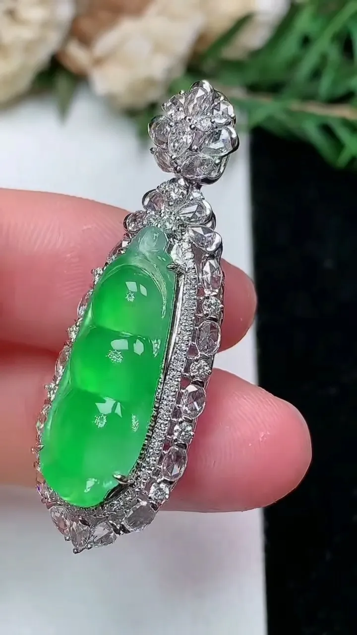 天然A货翡翠福豆吊坠，尺寸40.2-14.3-10.5，裸石23.3-8.3，重量:6.04g
1月28日