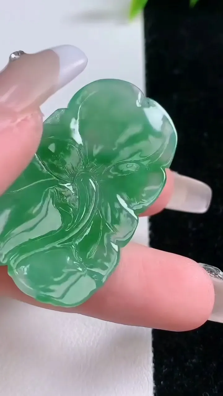 天然A货翡翠和和美美 荷叶鱼吊坠，尺寸42.7-26.3-4，重量:10.49g
1月28日