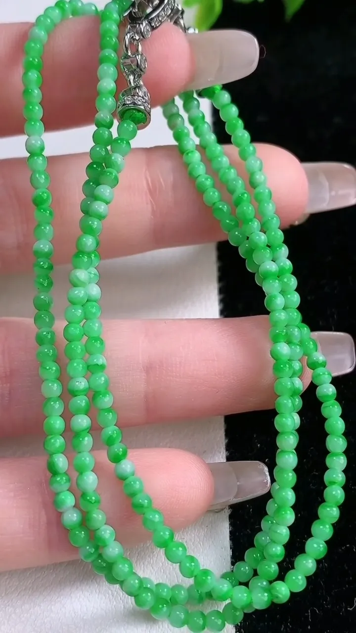 天然A货翡翠小米珠项链，尺寸2.6，重量:8.53g1月28日
工厂直销收藏佳品,种好水足，色泽均匀，有种有色，上手高大气！