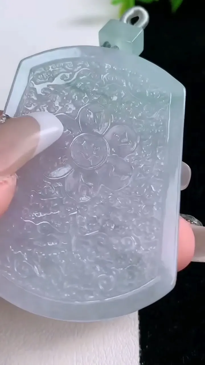 天然A货翡翠仿古无事牌吊坠，尺寸54.3-39.6-4.7，重量:27.91g
1月28日