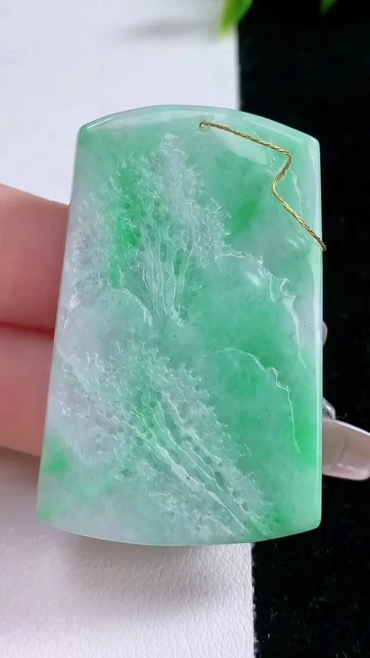 天然A货翡翠山水牌吊坠，尺寸49.4-31.8-7.2，重量:30.27g
1月28日