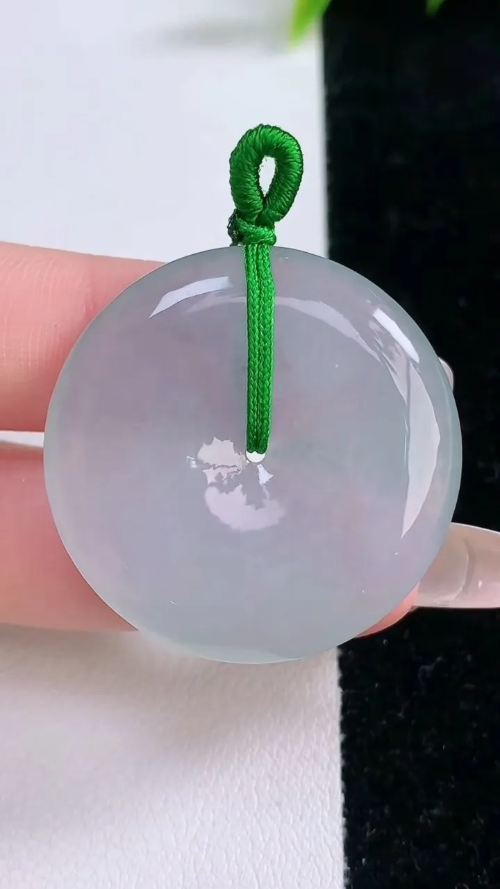 天然A货翡翠平安扣吊坠，尺寸33.4-4.8，重量:13.38g
1月28日