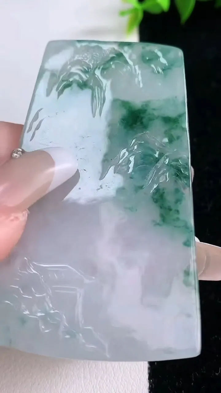 天然A货翡翠牌吊坠，尺寸64.6-39-4，重量:26.30g
1月28日