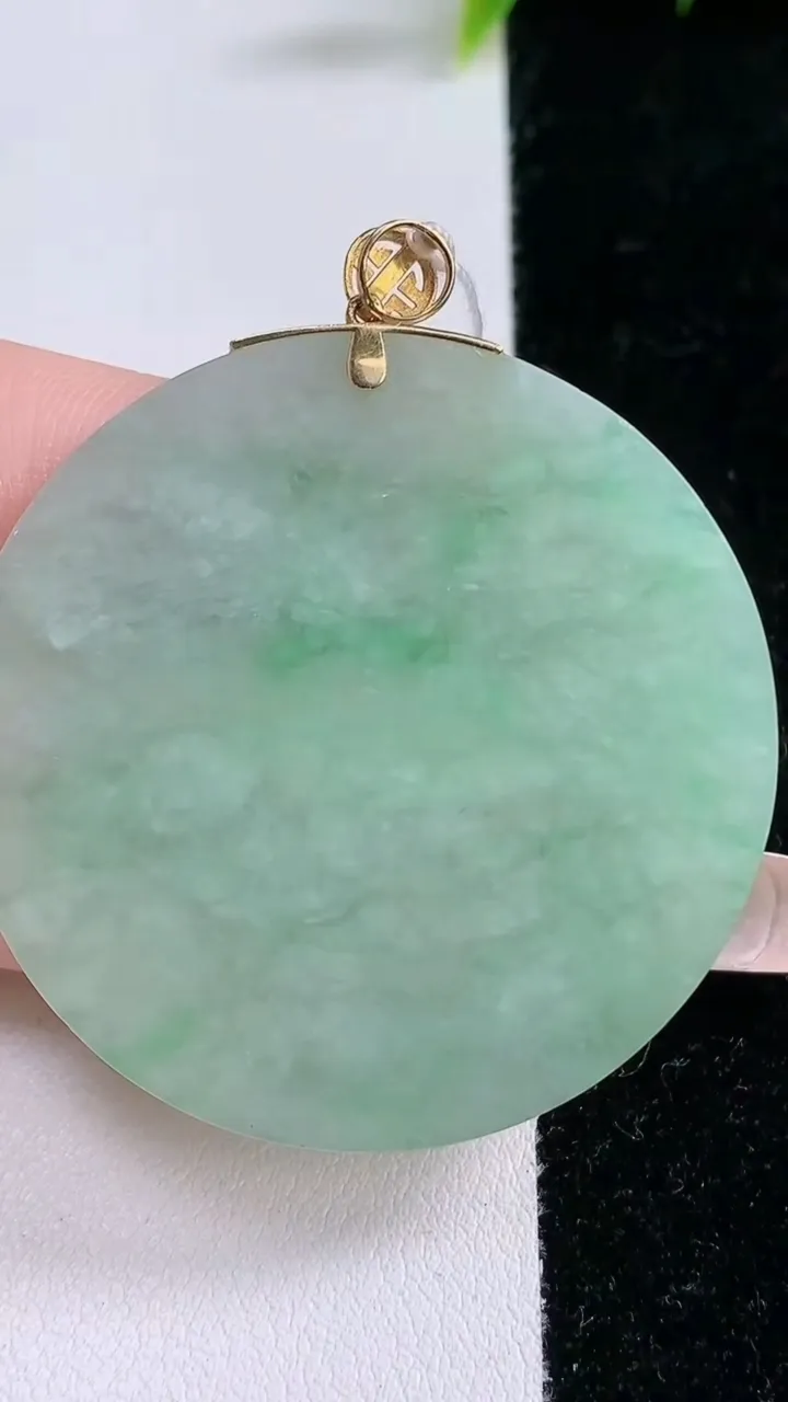 天然A货翡翠无事牌吊坠，尺寸44.2-3.2，重量:18.32g
1月28日