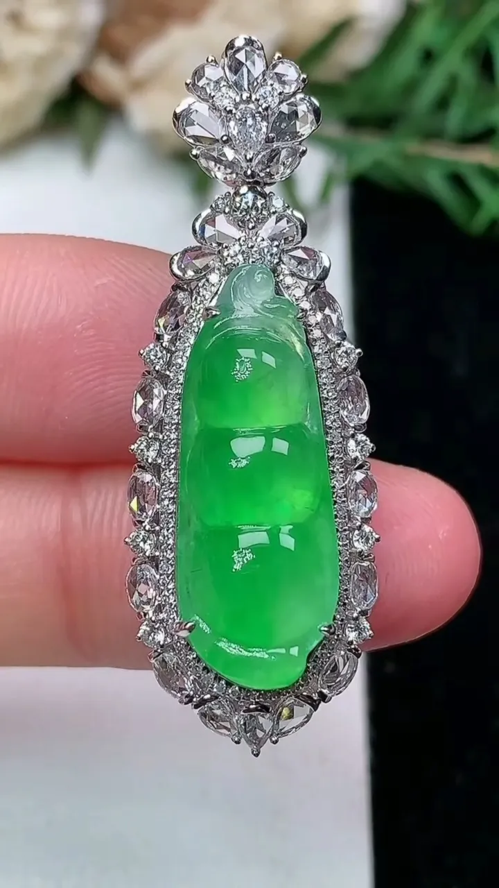 天然A货翡翠福豆吊坠，尺寸40.2-14.3-10.5，裸石23.3-8.3，重量:6.04g
1月