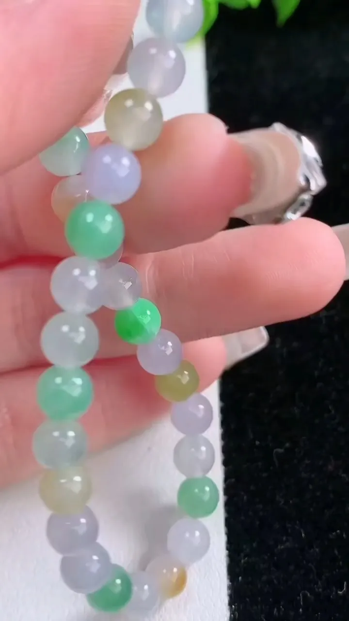 天然A货翡翠三彩圆珠手串，尺寸5.8-31颗，重量:11.97g1月28日
工厂直销收藏佳品,种好水足，色泽均匀，有种有色，上手高大气！