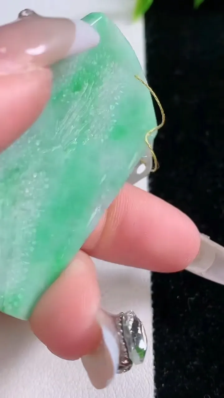 天然A货翡翠山水牌吊坠，尺寸49.4-31.8-7.2，重量:30.27g
1月28日