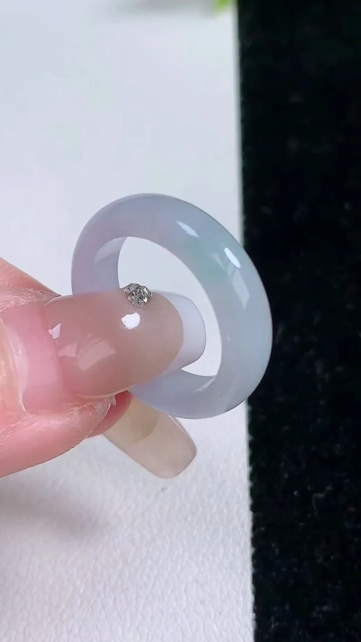 天然A货翡翠春带彩紫罗兰指环戒指，尺寸17.4-5.2-3.2，重量:3.43g2026年1月28日
工厂直销收藏佳品,种好水足，色泽均匀，有种有色，上手高大气！