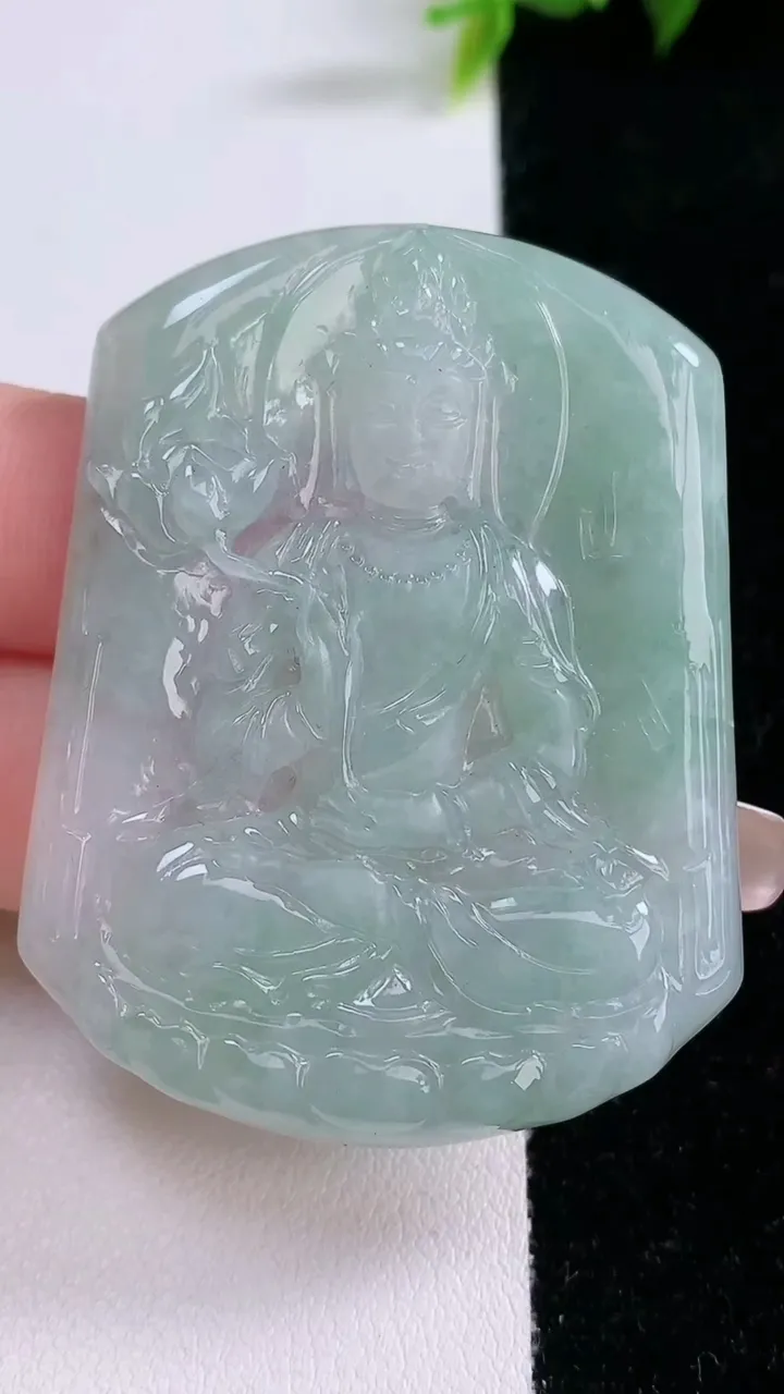 天然A货翡翠大势至菩萨吊坠，尺寸52.8-41.2-4.5，重量:23.60g
1月28日