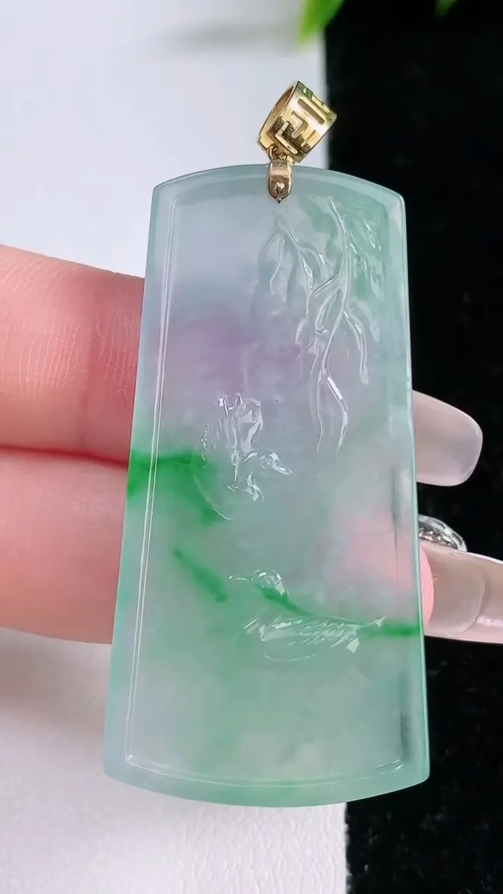 天然A货翡翠鸟语花香吊坠，尺寸48-23-4，重量:10.14g
1月28日