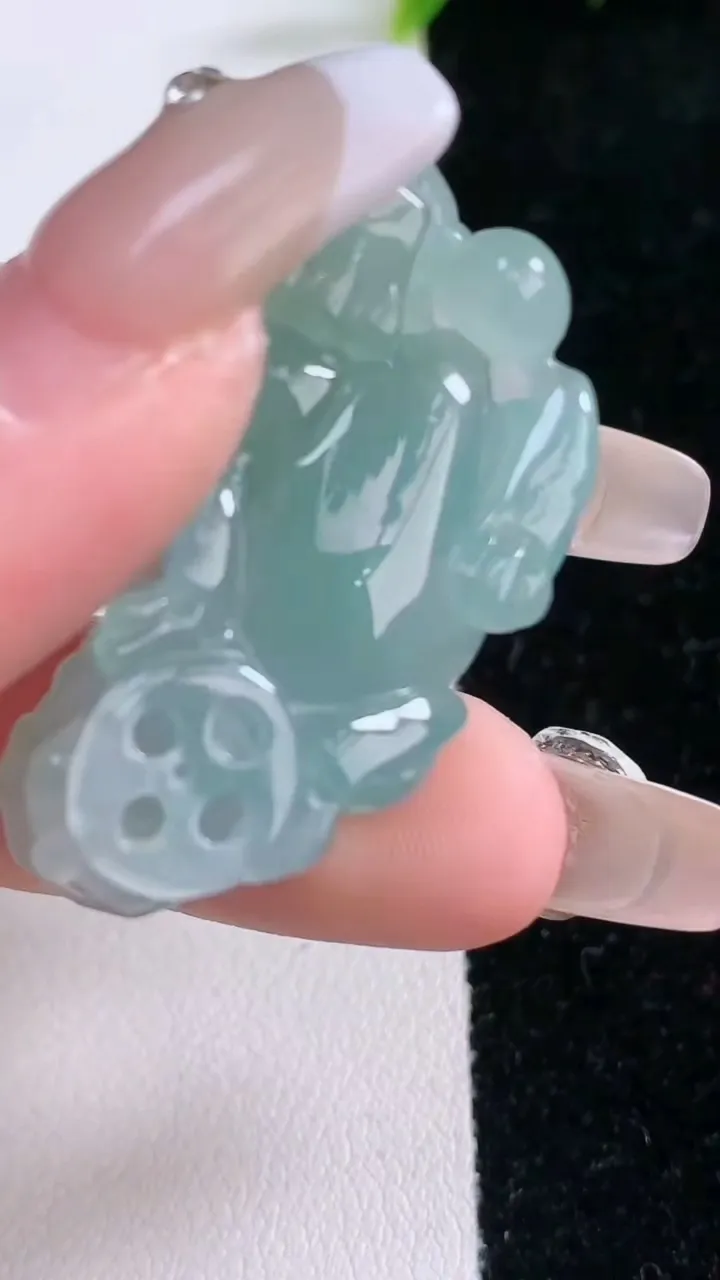 天然A货翡翠貔貅吊坠，尺寸39.6-19.3-11，重量:16.52g
1月28日