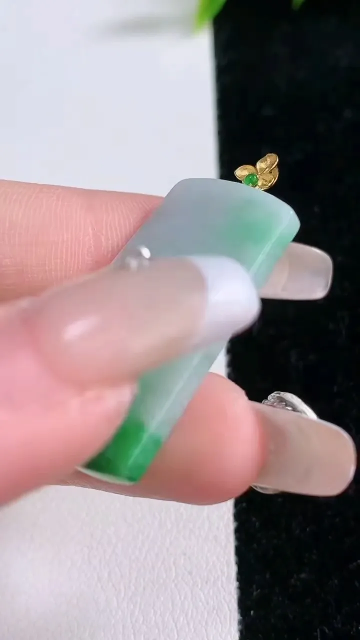 天然A货翡翠无事牌吊坠，尺寸34.2-19-2.8，重量:6.07g
1月28日