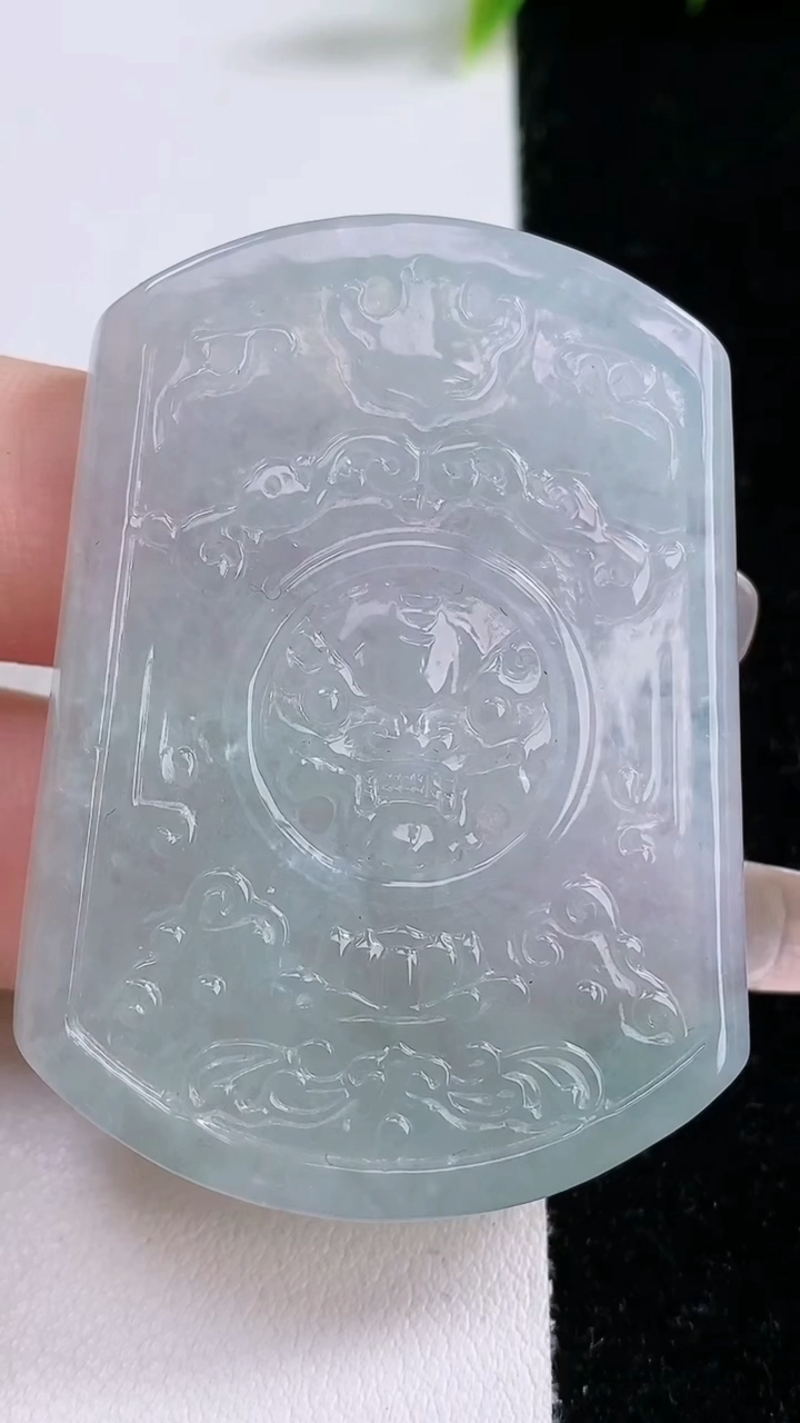 天然A货翡翠仿古无事牌吊坠，尺寸52-38.6-4.6，重量:21.57g
1月28日