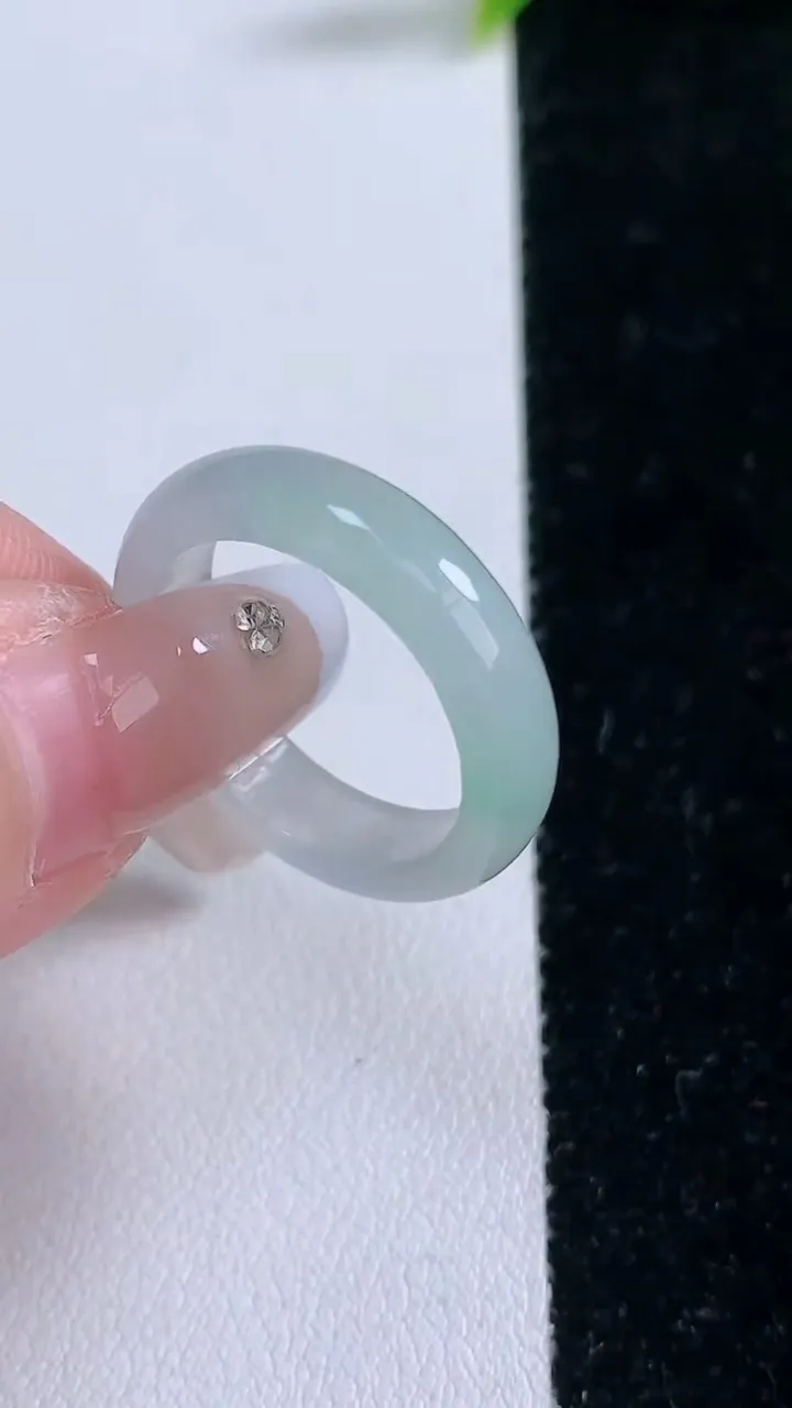 天然A货翡翠指环戒指，尺寸19-5.3-3，重量:3.64g2026年1月28日
工厂直销收藏佳品,种好水足，色泽均匀，有种有色，上手高大气！