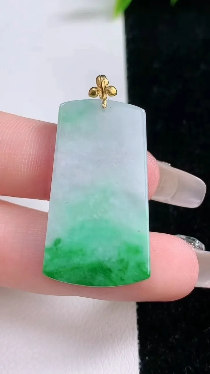 天然A货翡翠无事牌吊坠，尺寸34.2-19-2.8，重量:6.07g
1月28日