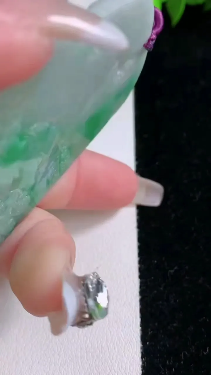 天然A货翡翠山水牌吊坠，尺寸76.5-52.2-6.5，重量:54.60g
1月28日