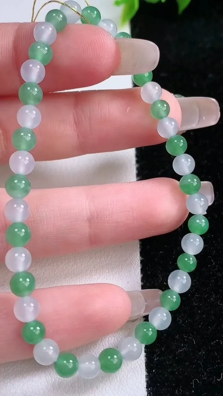 天然A货翡翠圆珠手串，尺寸4.8-40颗，重量:7.06g1月28日
工厂直销收藏佳品,种好水足，色泽均匀，有种有色，上手高大气！